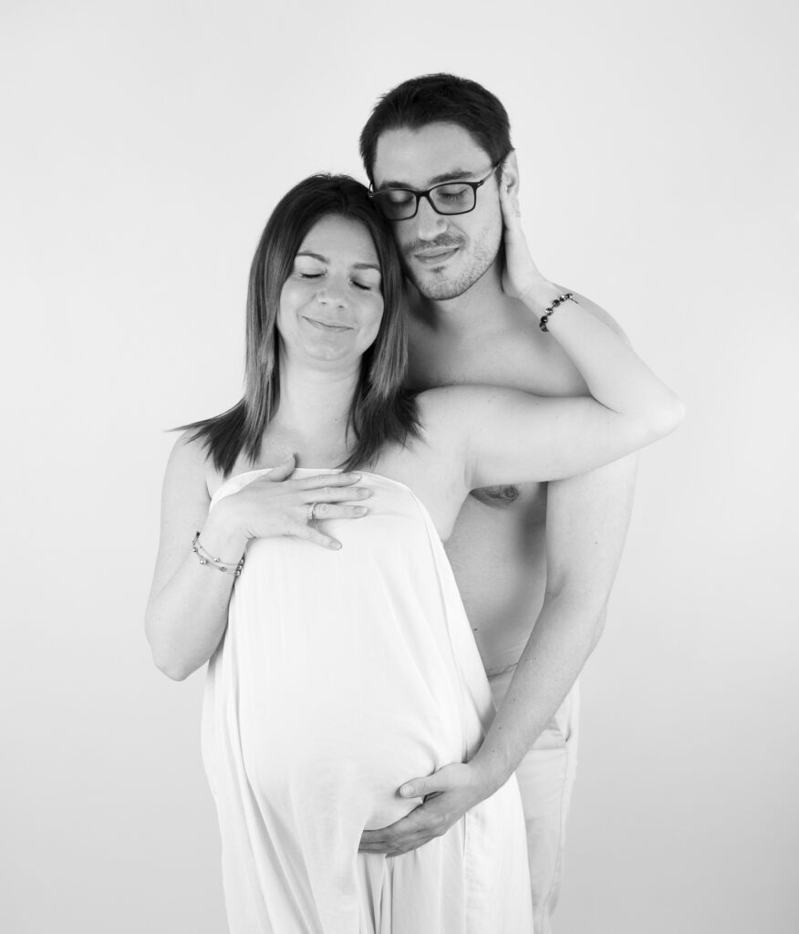Couple voile de soie blanc femme enceinte qui s'embrasse photographe grossesse Houilles photographe femme enceinte Houilles photographe grossesse la Défense photographe grossesse Yvelines