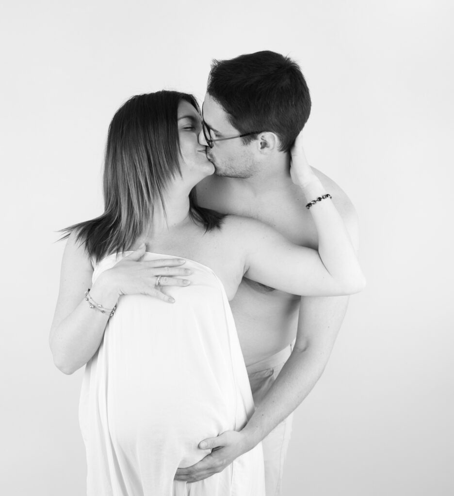 Couple voile de soie blanc femme enceinte qui s'embrasse photographe grossesse Houilles photographe femme enceinte Houilles photographe grossesse la Défense photographe grossesse Yvelines