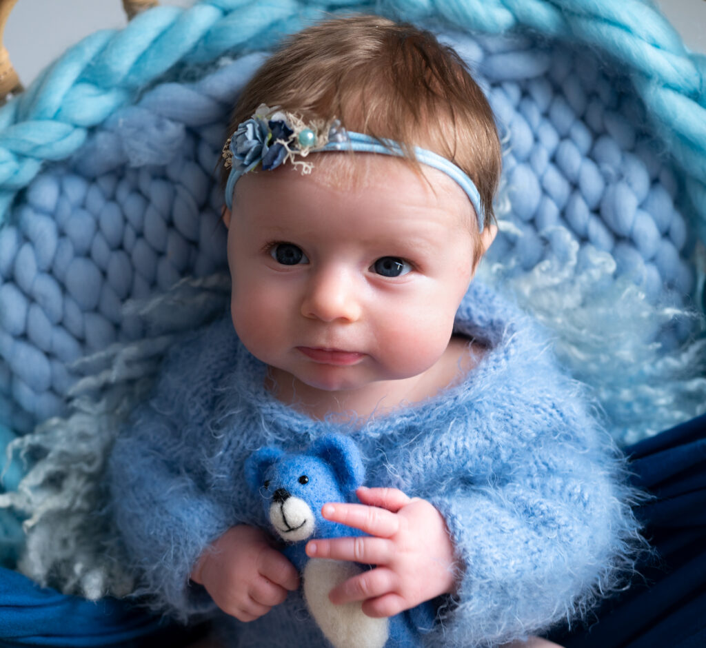 bébé de trois mois dans panier bleu photographe bébé Houilles photographe bébé la Défense photographe bébé Yvelines