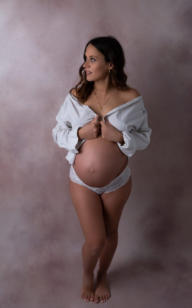 Femme enceinte chemise oversize photographe grossesse Houilles photographe femme enceinte Houilles photographe grossesse la Défense photographe grossesse Yvelines photographe grossesse 78
