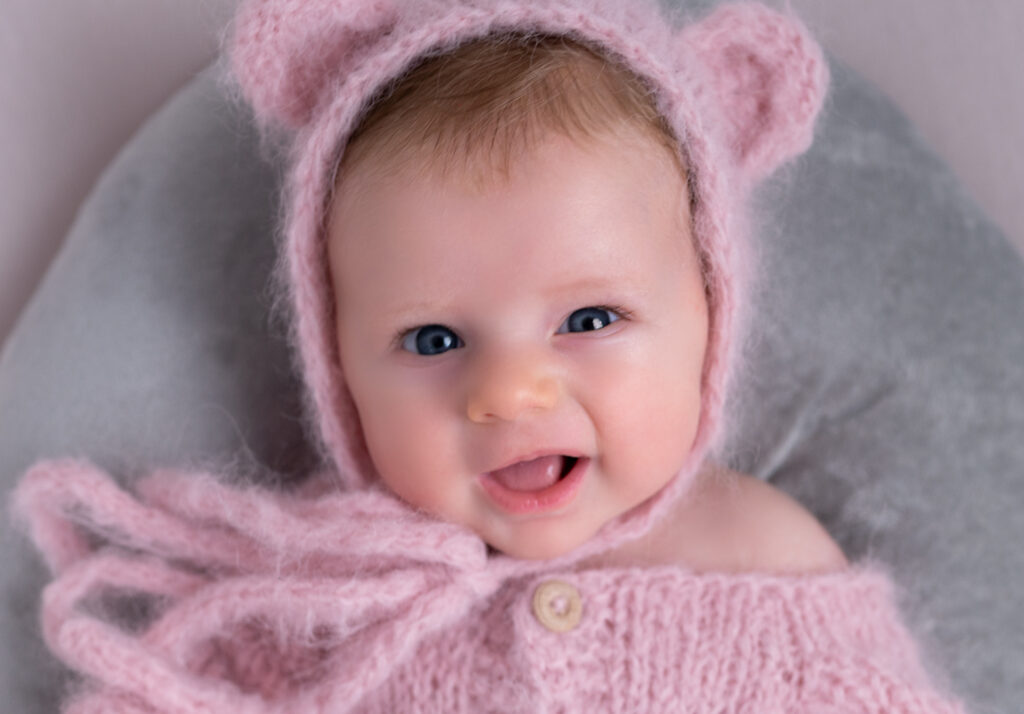 bébé body et bonnet d'ours rose en laine doudou sur posing bag photographe bébé Houilles photographe bébé la Défense photographe bébé Yvelines