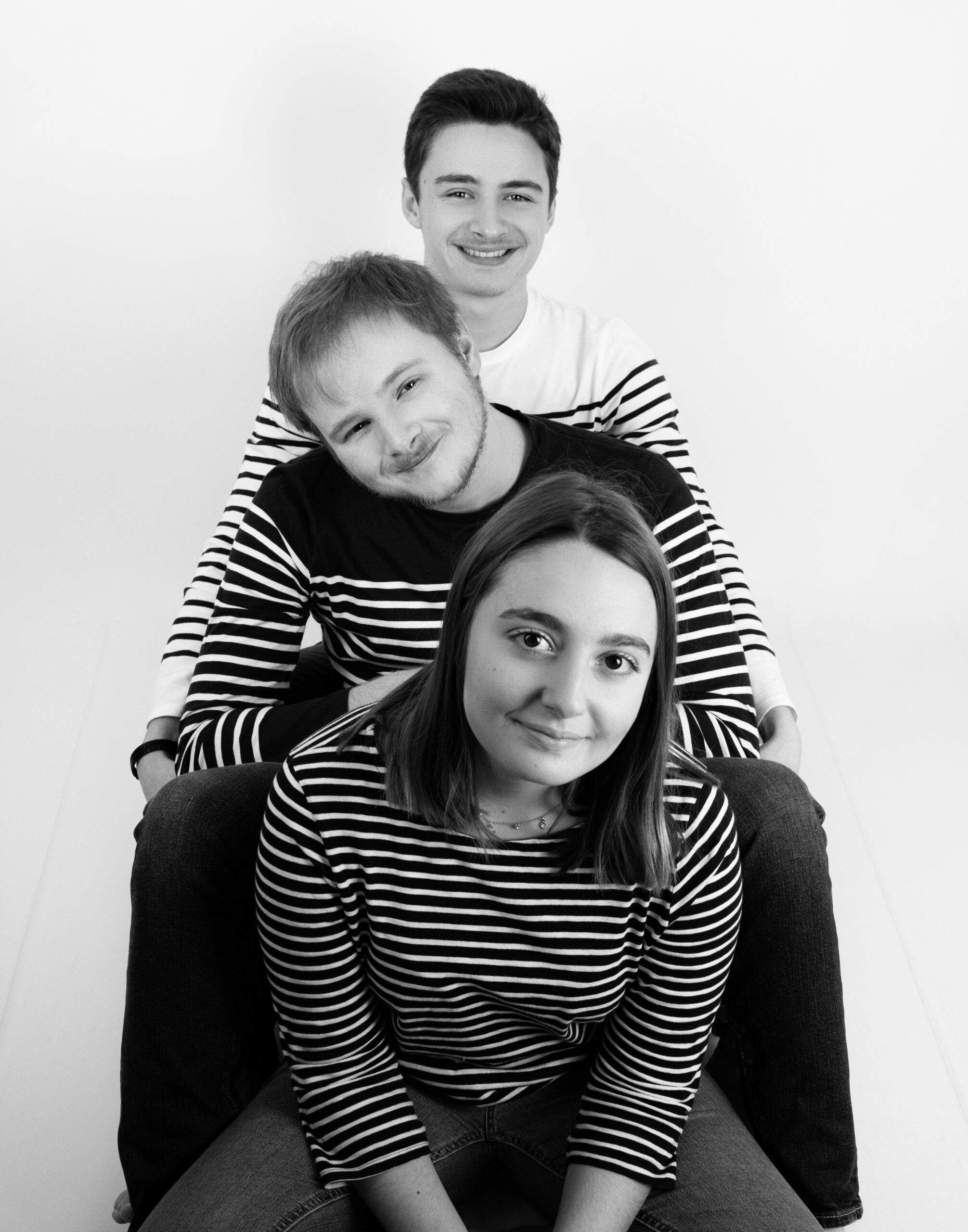 Trois frères et soeur en marinière photographie noir et blanc photographe famille Houilles photographe famille Yvelines photographe famille la Défense photographe famille Paris