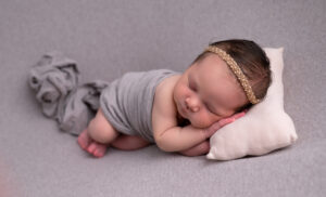 nouveau-né taco pose sur posing bag taupe marbré photographe naissance Houilles photographe bébé Houilles photographe naissance la Défense photographe bébé la Défense photographe naissance Hauts de Seine photographe bébé Hauts de Seine photographe naissance Yvelines photographe bébé Yvelines