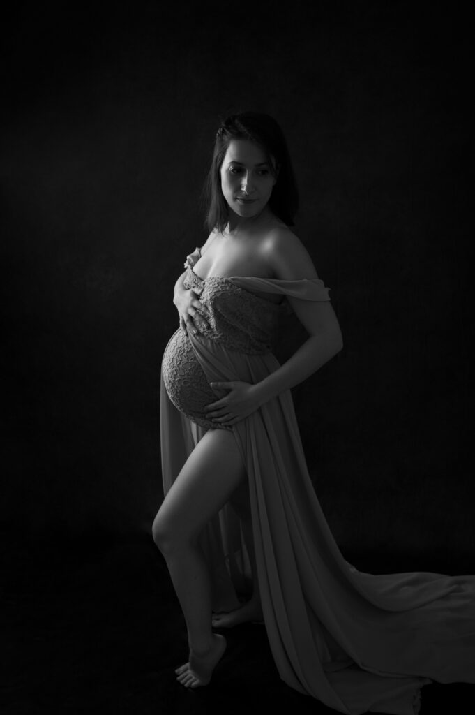 Femme enceinte robe de créatrice jaune photographe grossesse femme enceinte Houilles photographe grossesse la Défense photographe grossesse Versailles photographe grossesse Yvelines