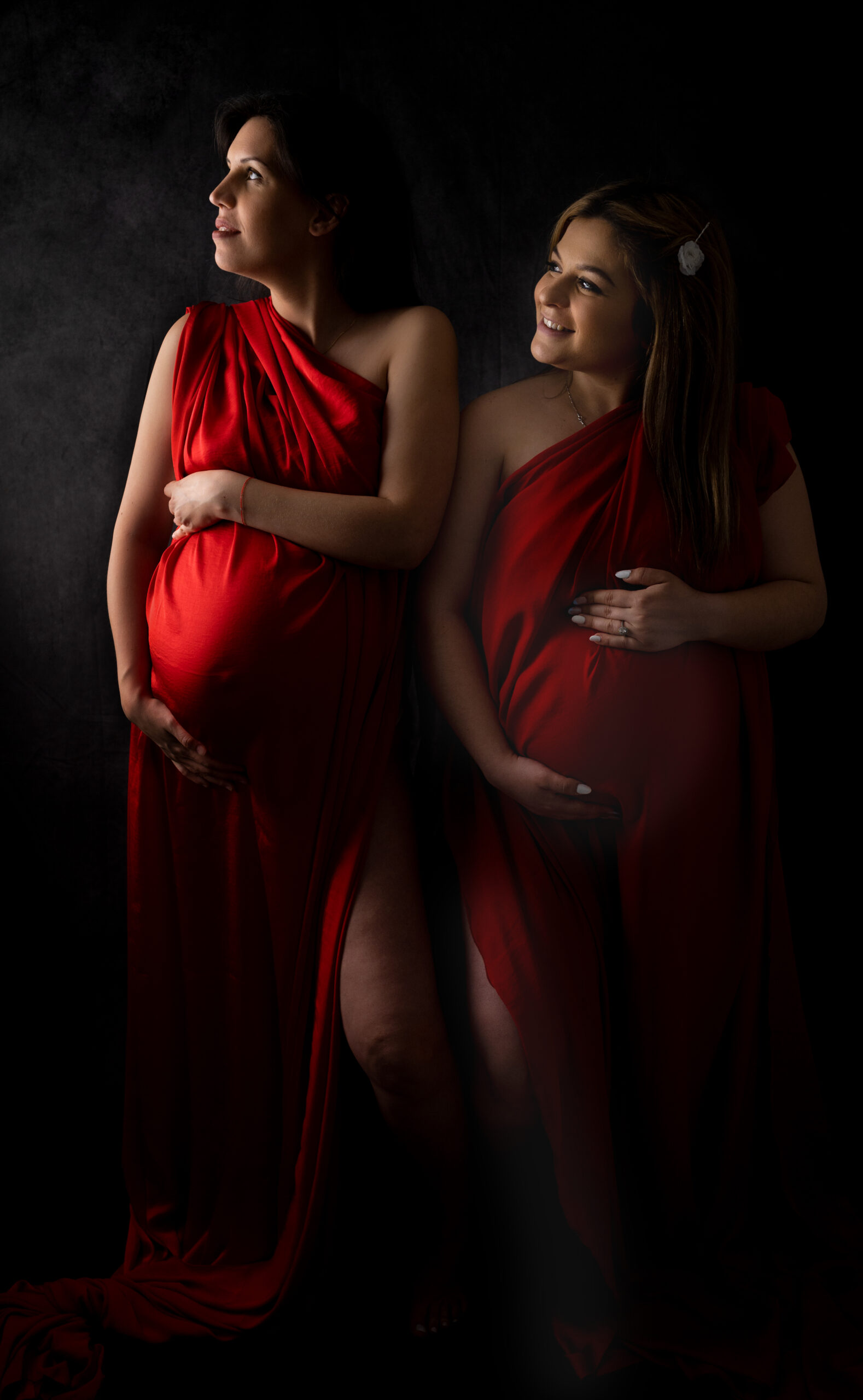 Deux femmes enceintes voile en soie rouge sur fond noir  photographe grossesse Houilles photographe femme enceinte Houilles photographe grossesse la Défense photographe femme enceinte la Défense photographe grossesse Yvelines photographe femme enceinte Yvelines