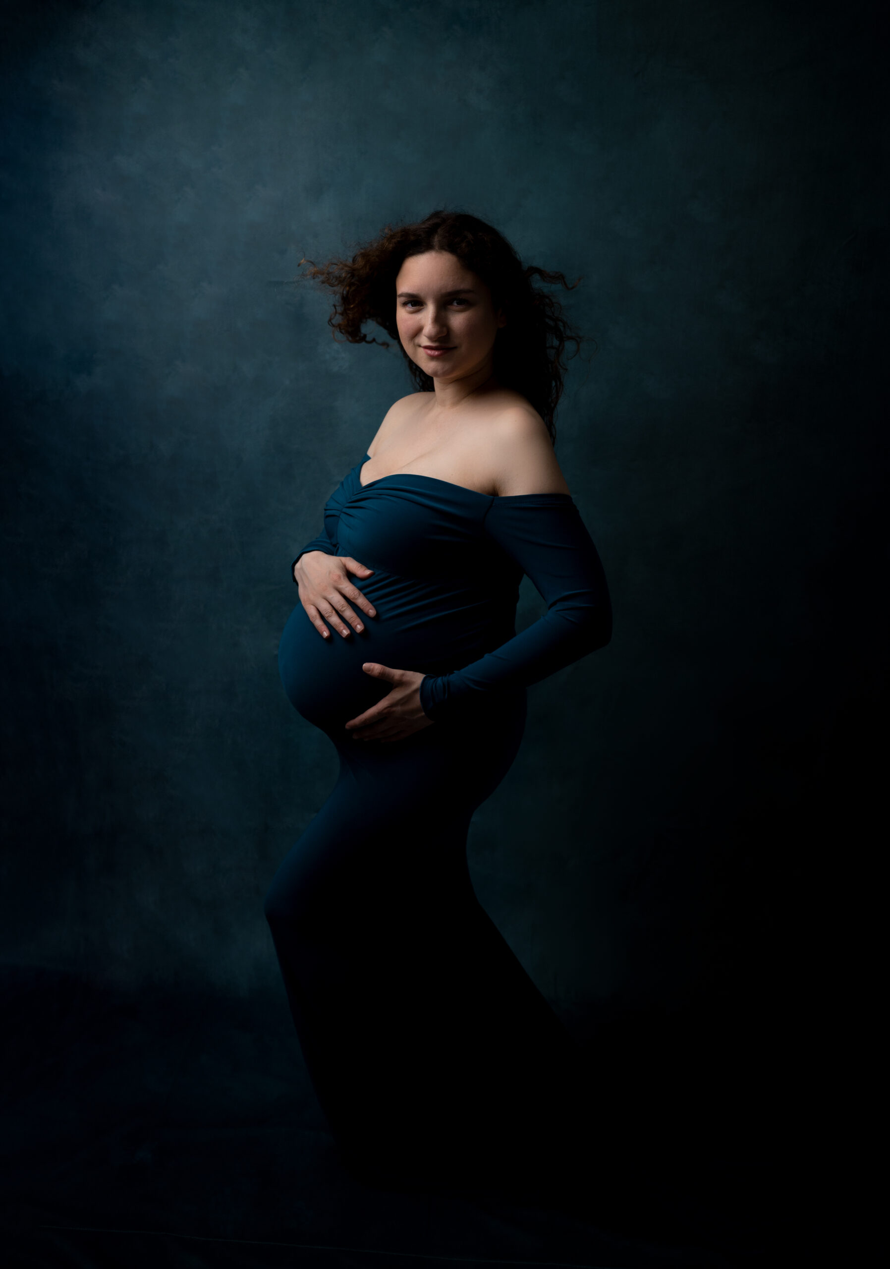Femme enceinte robe bleue sur fond bleu photographe grossesse Houilles photographe grossesse Yvelines photographe grossesse la Défense photographe grossesse Versailles
