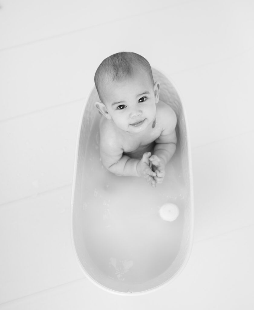Bébé de 1 an mini-baignoire séance anniversaire photographe bébé Houilles photographe bébé la Défense photographe bébé Versailles photographe bébé Yvelines photographe bébé Rueil-Malmaison photographe bébé la Garenne-Colombes