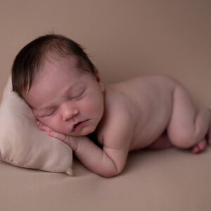 nouveau-né endormi en side pose photographe naissance Houilles photographe famille Houilles