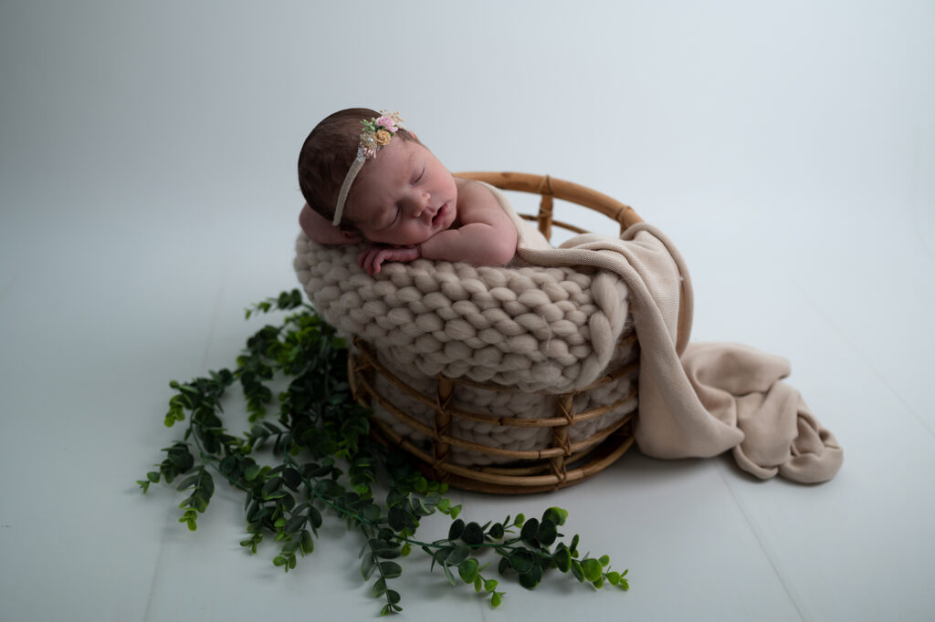 nouvelle-née endormie dans seau en rotin photographe naissance Houilles photographe famille Houilles