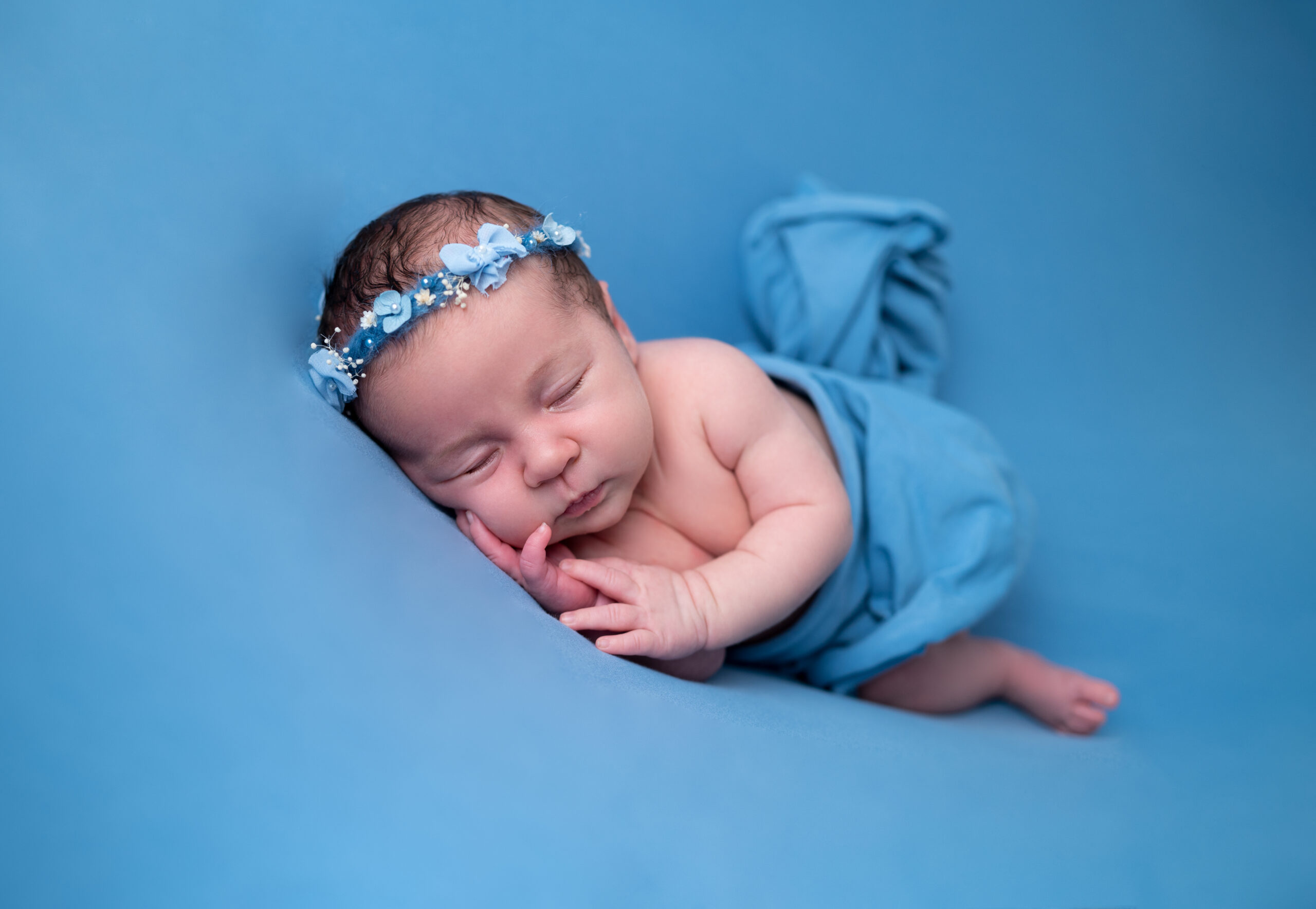 nouveau-né de 24 jours fond bleu photographe naissance Houilles photographe naissance la Défense photographe Houilles photographe Versailles photographe Rueil-Malmaison photographe Chatou photographe Yvelines photographe Ile-de-France
