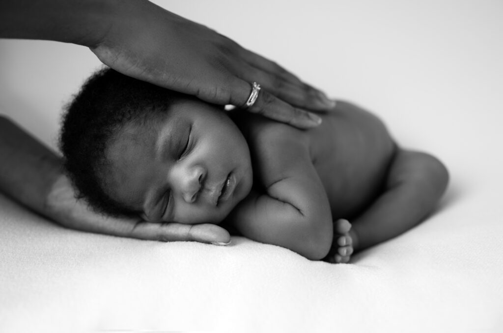 nouveau-né de 11 jours dans les mains de sa maman photographe naissance Houilles photographe naissance la Défense photographe Houilles photographe Versailles photographe Rueil-Malmaison photographe Chatou photographe Yvelines photographe Ile-de-France