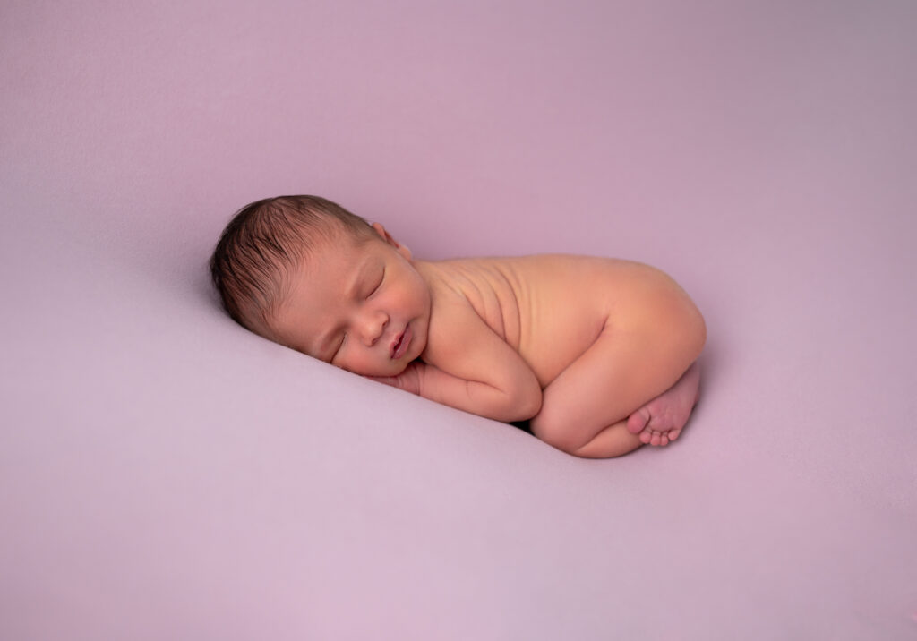 nouveau-né endormi sur fond rosephotographe naissance Houilles photographe naissance la Défense photographe Houilles photographe Versailles photographe Rueil-Malmaison photographe Chatou photographe Yvelines photographe Ile-de-France