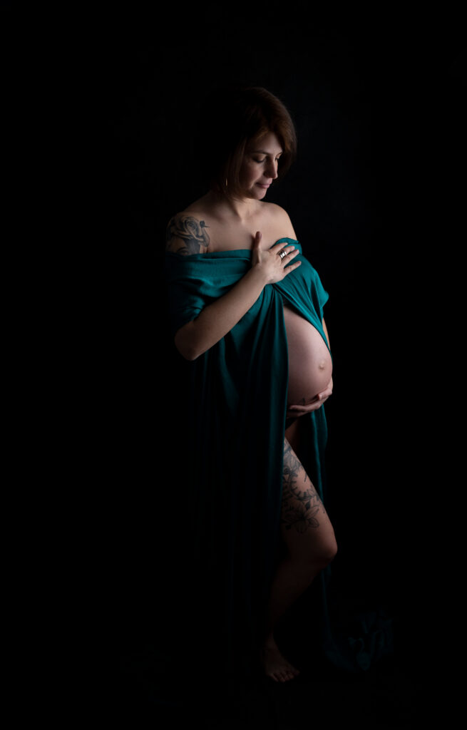 Future maman voile en soie sur fond noir shooting femme enceinte à Houilles photographe grossesse Houilles photographe grossesse Sartrouville photographe grossesse Carrières-sur-Seine photographe grossesse Montesson photographe grossesse Chatou photographe grossesse Rueil-Malmaison photographe grossesse Yvelines photographe grossesse Versailles photographe grossesse nanterre photographe grossesse Hauts de Seine photographe grossesse Val d'Oise photographe grossesse Paris shooting femme enceinte Houilles