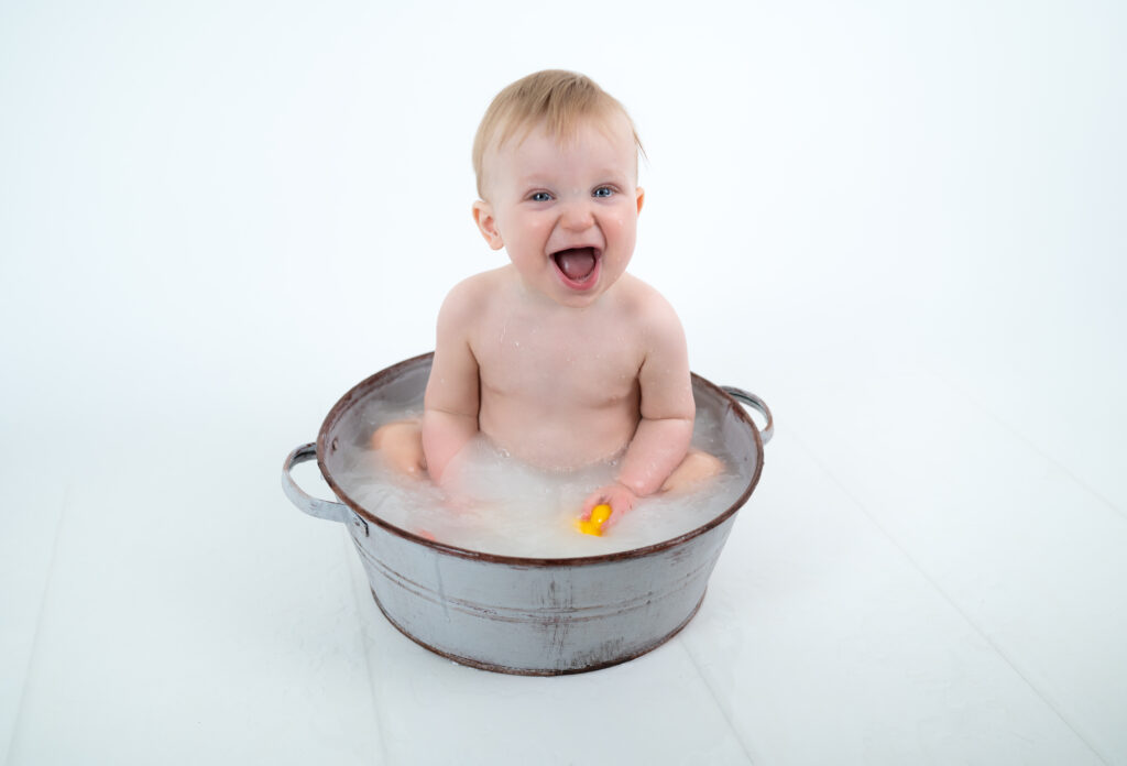 bébé de 1 an dans un bain de lait photographe bébé Houilles photographe bébé la Défense photographe bébé Versailles photographe bébé Yvelines