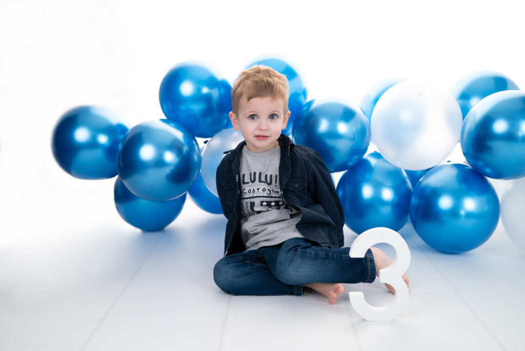 Petit garçon de 3 ans ballons bleus smash the cake anniversaire photographe bébé Houilles photographe bébé Carrières-sur-Seine photographe bébé Sartrouville photographe bébé Yvelines photographe bébé Ile de France photographe bébé Paris