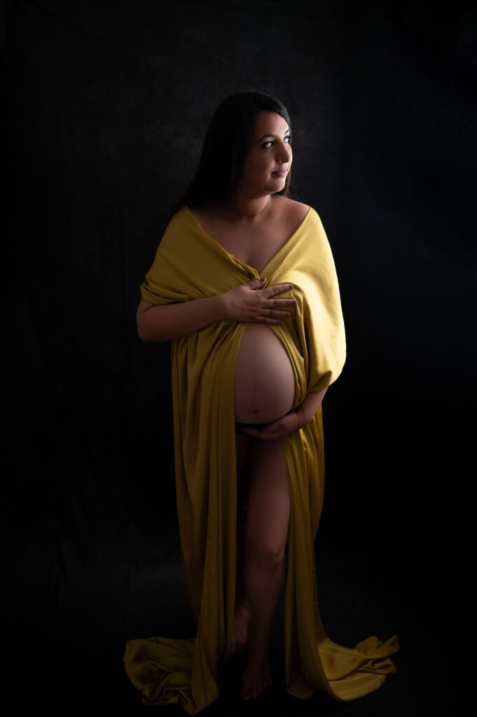 Future maman voile en soie sur fond noir shooting femme enceinte à Houilles photographe grossesse Houilles photographe grossesse Sartrouville photographe grossesse Carrières-sur-Seine photographe grossesse Montesson photographe grossesse Chatou photographe grossesse Rueil-Malmaison photographe grossesse Yvelines photographe grossesse Versailles photographe grossesse nanterre photographe grossesse Hauts de Seine photographe grossesse Val d'Oise photographe grossesse Paris shooting femme enceinte Houilles