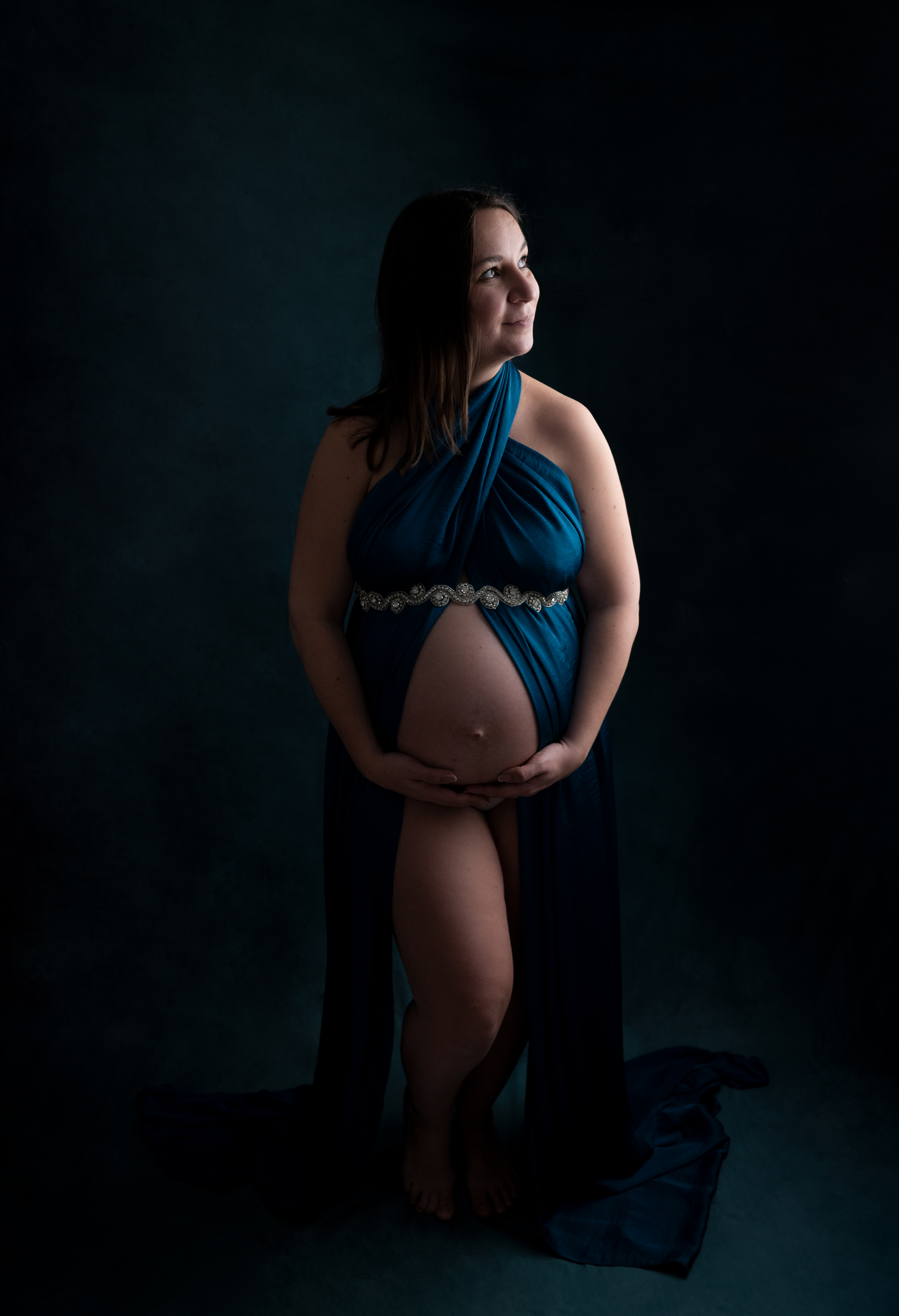 Future maman voile en soie sur fond noir shooting femme enceinte à Houilles photographe grossesse Houilles photographe grossesse Sartrouville photographe grossesse Carrières-sur-Seine photographe grossesse Montesson photographe grossesse Chatou photographe grossesse Rueil-Malmaison photographe grossesse Yvelines photographe grossesse Versailles photographe grossesse nanterre photographe grossesse Hauts de Seine photographe grossesse Val d'Oise photographe grossesse Paris shooting femme enceinte Houilles