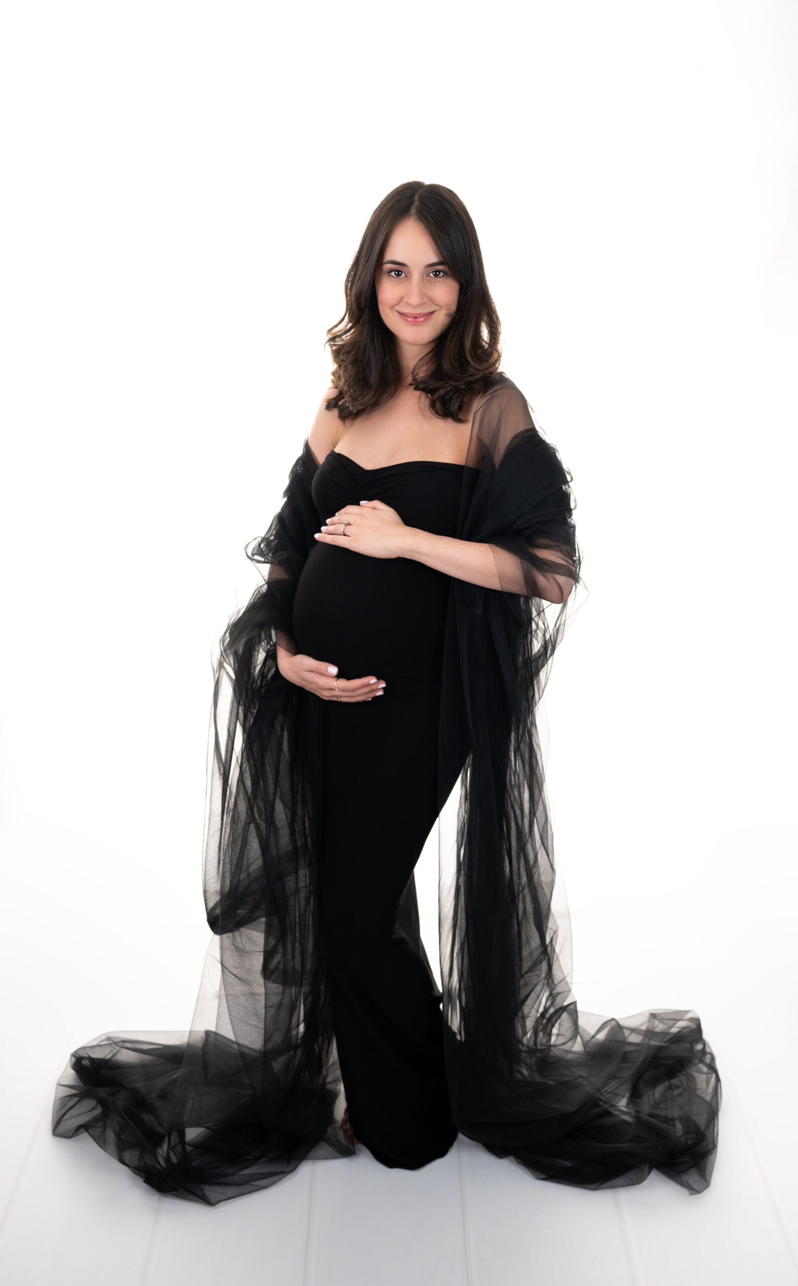 Future maman voile en tulle noir sur fond blanc shooting femme enceinte à Houilles photographe grossesse Houilles photographe grossesse Sartrouville photographe grossesse Carrières-sur-Seine photographe grossesse Montesson photographe grossesse Chatou photographe grossesse Rueil-Malmaison photographe grossesse Yvelines photographe grossesse Versailles photographe grossesse nanterre photographe grossesse Hauts de Seine photographe grossesse Val d'Oise photographe grossesse Paris shooting femme enceinte Houilles dressing virtuel : les bodies voiles et accessoires