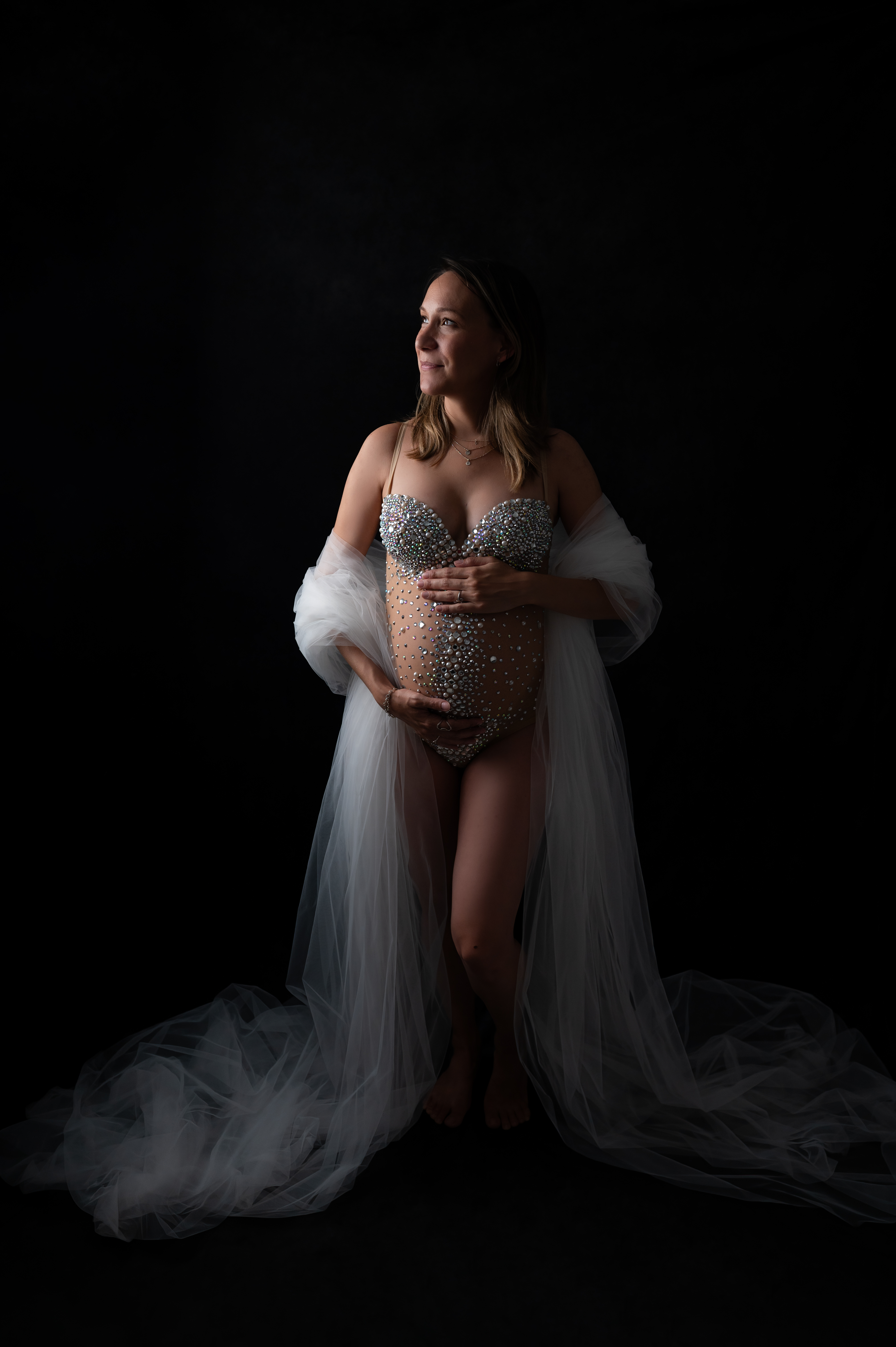 Future maman voile en tulle sur fond noir shooting femme enceinte à Houilles photographe grossesse Houilles photographe grossesse Sartrouville photographe grossesse Carrières-sur-Seine photographe grossesse Montesson photographe grossesse Chatou photographe grossesse Rueil-Malmaison photographe grossesse Yvelines photographe grossesse Versailles photographe grossesse nanterre photographe grossesse Hauts de Seine photographe grossesse Val d'Oise photographe grossesse Paris shooting femme enceinte Houilles dressing virtuel : les bodies voiles et accessoires