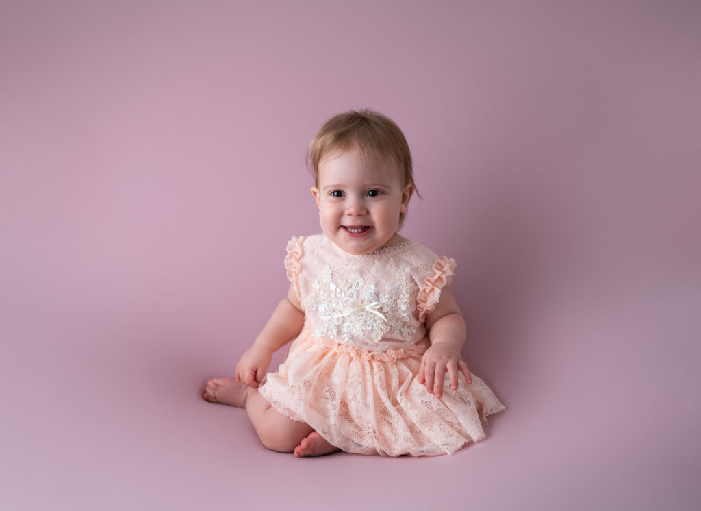 bébé de un an robe en dentelle et tulle rose virtuel des bébés photographe bébé Houilles photographe bébé la Défense photographe bébé Versailles photographe bébé Ile de France photographe bébé Hauts de Seine photographe bébé Yvelines photographe bébé Val d'Oise
