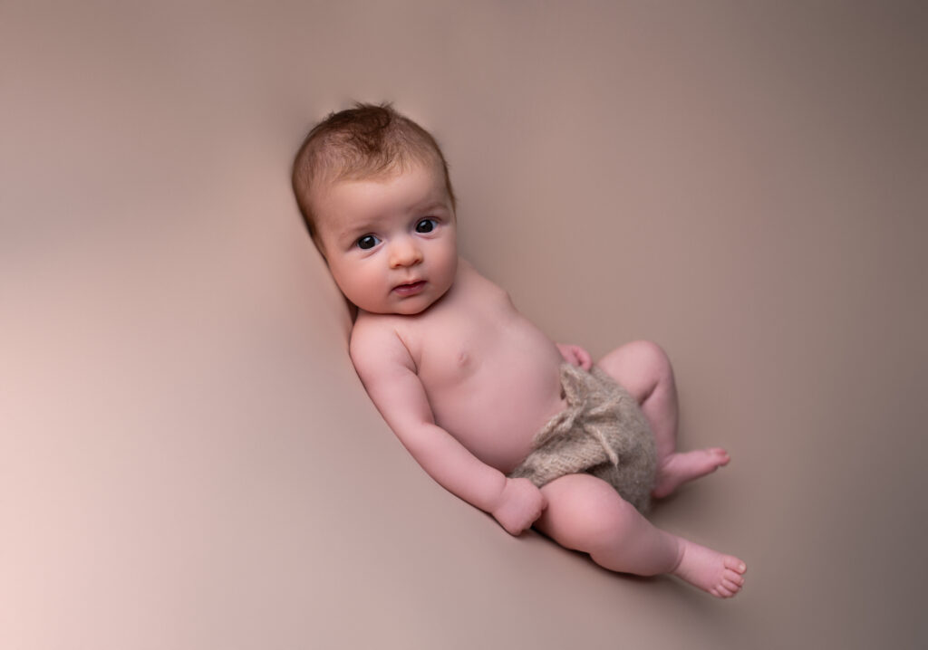 bébé de 2 mois cache-couche en laine beige dressing virtuel des bébés photographe bébé Houilles photographe bébé la Défense photographe bébé Versailles photographe bébé Ile de France photographe bébé Hauts de Seine photographe bébé Yvelines photographe bébé Val d'Oise