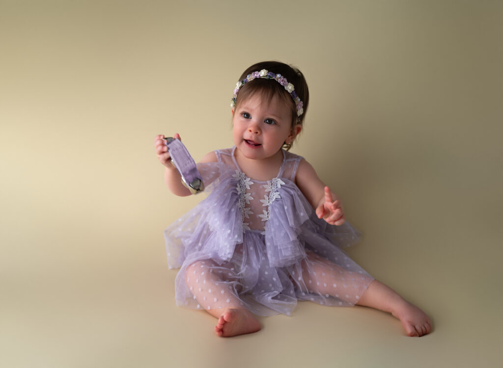 bébé de un an robe en dentelle et tulle violette dressing virtuel des bébés photographe bébé Houilles photographe bébé la Défense photographe bébé Versailles photographe bébé Ile de France photographe bébé Hauts de Seine photographe bébé Yvelines photographe bébé Val d'Oise