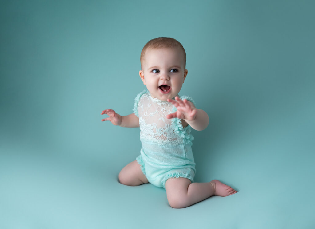 bébé de un an combinaison dentelle blanc et vert menthe virtuel des bébés photographe bébé Houilles photographe bébé la Défense photographe bébé Versailles photographe bébé Ile de France photographe bébé Hauts de Seine photographe bébé Yvelines photographe bébé Val d'Oise