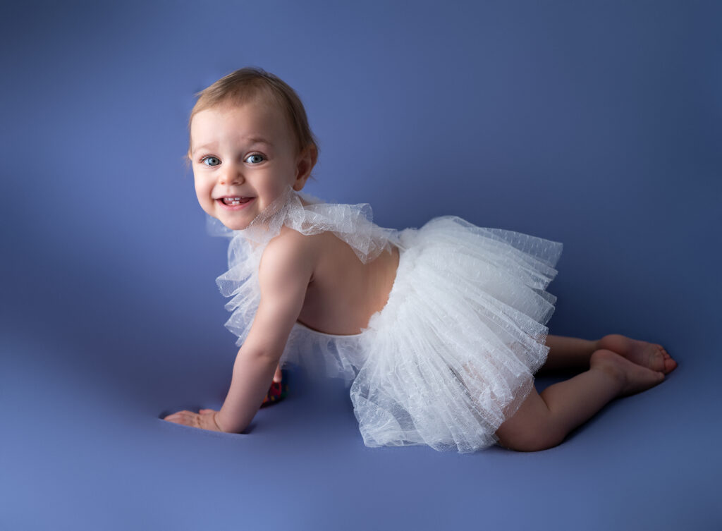 bébé de un an robe en dentelle et tulle blanche dressing virtuel des bébés photographe bébé Houilles photographe bébé la Défense photographe bébé Versailles photographe bébé Ile de France photographe bébé Hauts de Seine photographe bébé Yvelines photographe bébé Val d'Oise