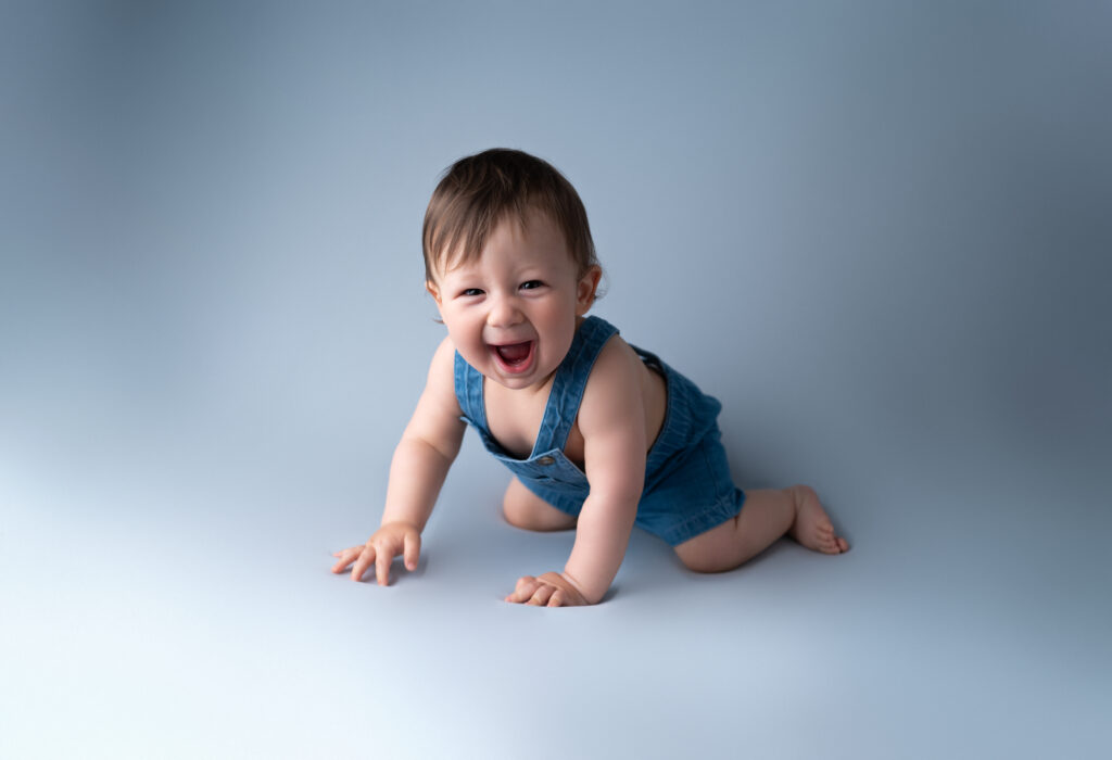 bébé de un an salopette en jeans photographe bébé Houilles photographe bébé la Défense photographe bébé Versailles photographe bébé Ile de France photographe bébé Hauts de Seine photographe bébé Yvelines photographe bébé Val d'Oise