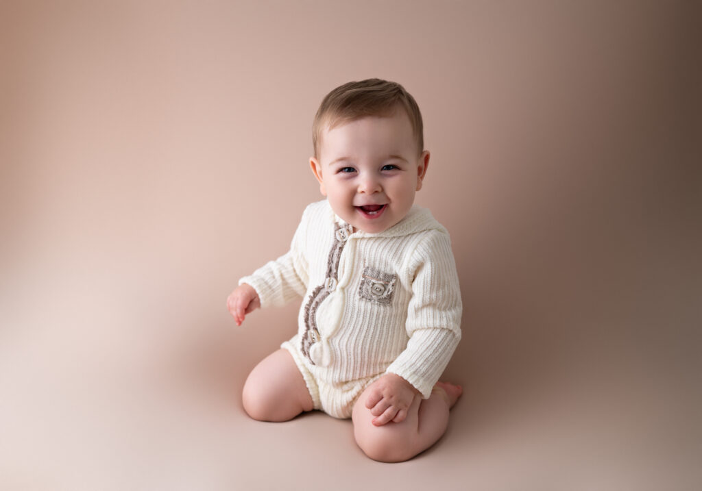 bébé de un an combinaison en laine blanche dressing virtuel des bébés photographe bébé Houilles photographe bébé la Défense photographe bébé Versailles photographe bébé Ile de France photographe bébé Hauts de Seine photographe bébé Yvelines photographe bébé Val d'Oise