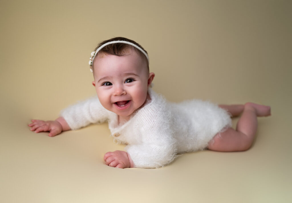 bébé de 6 mois body en laine blanc dressing virtuel des bébés photographe bébé Houilles photographe bébé la Défense photographe bébé Versailles photographe bébé Ile de France photographe bébé Hauts de Seine photographe bébé Yvelines photographe bébé Val d'Oise