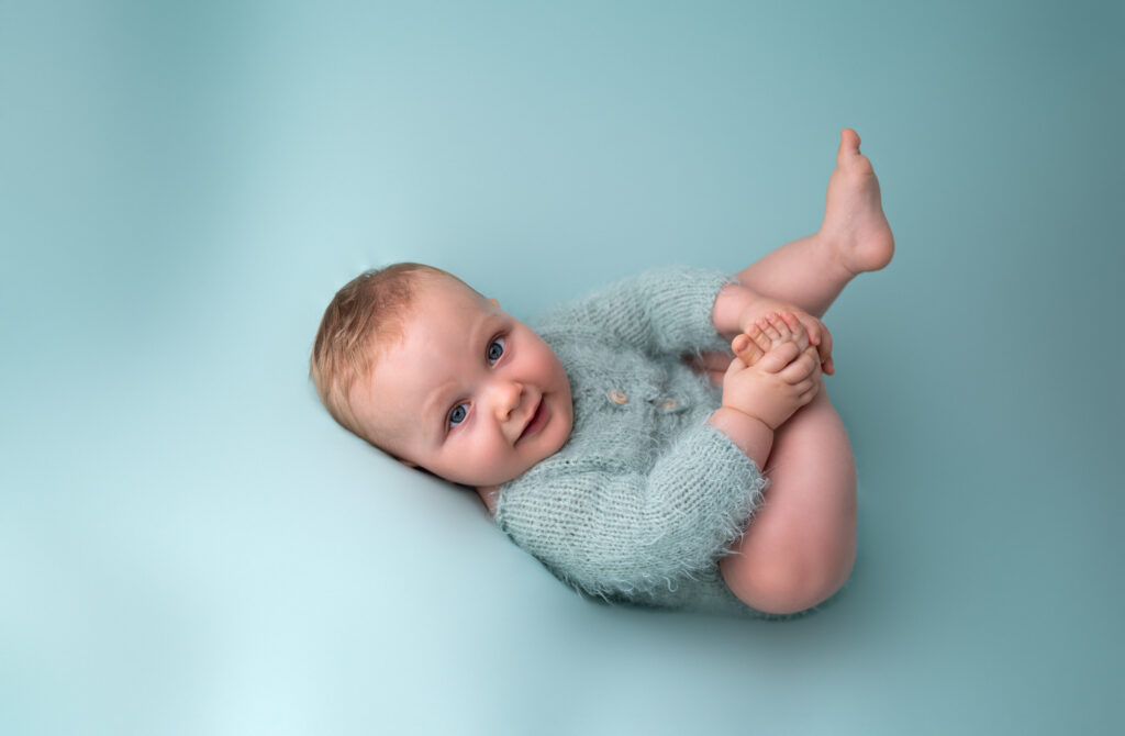 bébé de 6 mois body en laine vert dressing virtuel des bébés photographe bébé Houilles photographe bébé la Défense photographe bébé Versailles photographe bébé Ile de France photographe bébé Hauts de Seine photographe bébé Yvelines photographe bébé Val d'Oise
