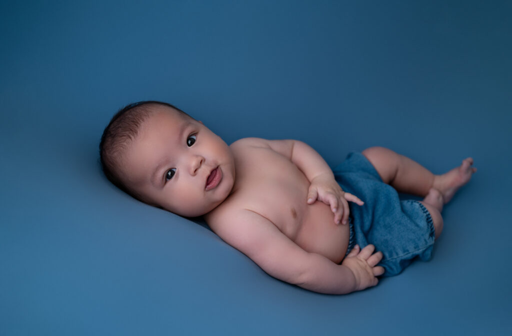 bébé de 2 mois cache-couche en jeans dressing virtuel des bébés photographe bébé Houilles photographe bébé la Défense photographe bébé Versailles photographe bébé Ile de France photographe bébé Hauts de Seine photographe bébé Yvelines photographe bébé Val d'Oise