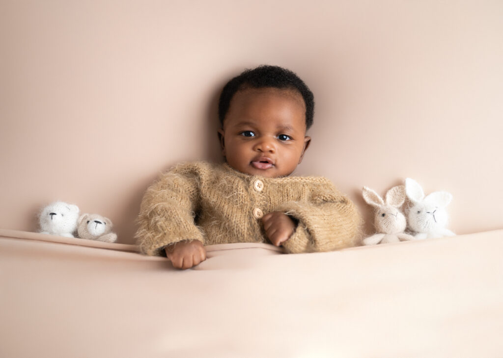 bébé de 3 mois sur stand beige dressing virtuel des bébés photographe bébé Houilles photographe bébé la Défense photographe bébé Versailles photographe bébé Ile de France photographe bébé Hauts de Seine photographe bébé Yvelines photographe bébé Val d'Oise