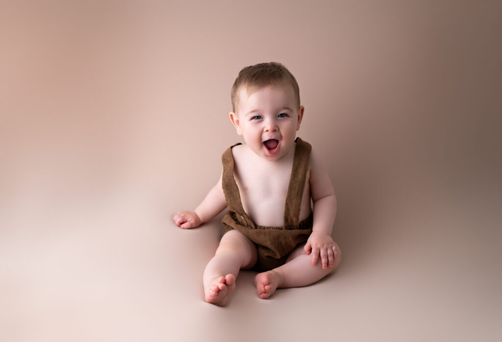 bébé de 10 mois cache-couche velours marron dressing virtuel des bébés photographe bébé Houilles photographe bébé la Défense photographe bébé Versailles photographe bébé Ile de France photographe bébé Hauts de Seine photographe bébé Yvelines photographe bébé Val d'Oise