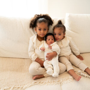 Petites filles avec leur toute petite soeur nouveau-né à leur domicile photographe naissance Houilles photographe naissance à domicile photographe naissance yvelines photographe naissance hauts de seine photographe naissance ile de france photographe naissance val d'oise photographe naissance paris