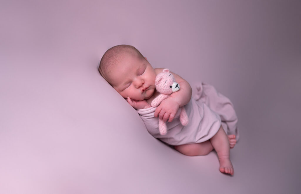 nouveau-né endormi sur fond rose  photographe naissance Houilles photographe naissance la Défense photographe Houilles photographe Versailles photographe Rueil-Malmaison photographe Chatou photographe Yvelines photographe Ile-de-France photographe naissance Yvelines photographe nouveau-né Yvelines photographe bébé Yvelines