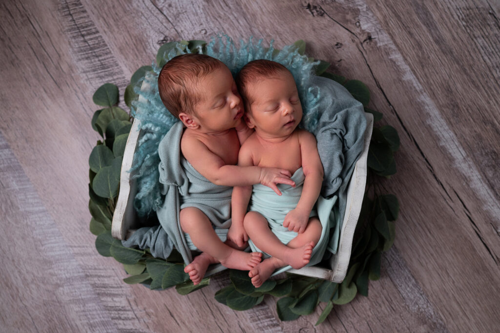 jumeaux nouveau-nés endormis dans un panier  photographe naissance Houilles photographe naissance la Défense photographe Houilles photographe Versailles photographe Rueil-Malmaison photographe Chatou photographe Yvelines photographe Ile-de-France photographe naissance Yvelines photographe nouveau-né Yvelines photographe bébé Yvelines