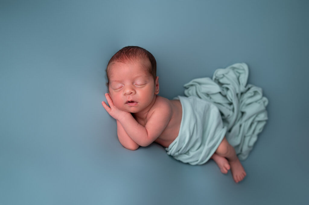 nouveau-né endormi sur fond vert mer  photographe naissance Houilles photographe naissance la Défense photographe Houilles photographe Versailles photographe Rueil-Malmaison photographe Chatou photographe Yvelines photographe Ile-de-France photographe naissance Yvelines photographe nouveau-né Yvelines photographe bébé Yvelines