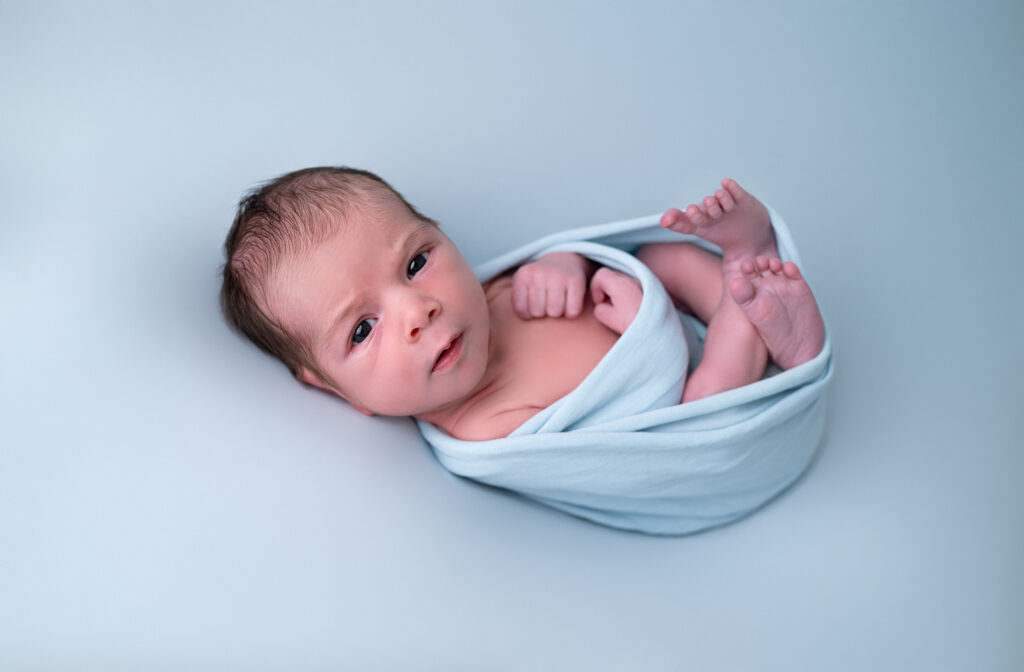 Bébé endormi fond bleu photographe nouveau-né Houilles photographe naissance Houilles photographe naissance carrières-sur-seine photographe naissance sartrouville photographe naissance chatou photographe naissance yvelines photographe naissance versailles photographe naissance ile-de-france photographe naissance paris