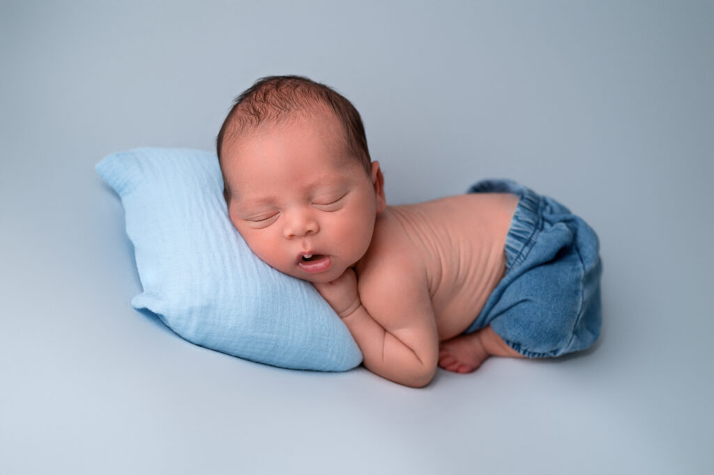 nouveau-né endormi sur fond bleu petit coussin photographe naissance Houilles photographe naissance la Défense photographe Houilles photographe Versailles photographe Rueil-Malmaison photographe Chatou photographe Yvelines photographe Ile-de-France photographe naissance Yvelines photographe nouveau-né Yvelines photographe bébé Yvelines