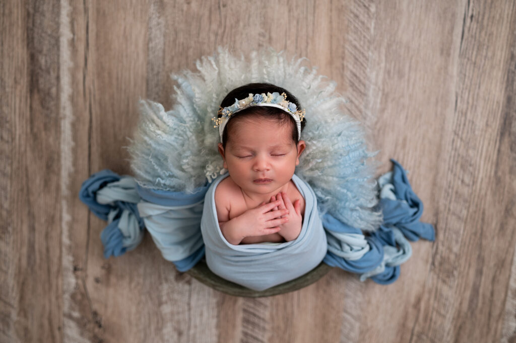 nouveau-né endormi dans un panier  photographe naissance Houilles photographe naissance la Défense photographe Houilles photographe Versailles photographe Rueil-Malmaison photographe Chatou photographe Yvelines photographe Ile-de-France photographe naissance Yvelines photographe nouveau-né Yvelines photographe bébé Yvelines