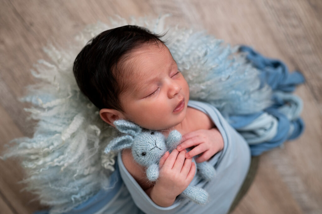 nouveau-né endormi dans un panier  photographe naissance Houilles photographe naissance la Défense photographe Houilles photographe Versailles photographe Rueil-Malmaison photographe Chatou photographe Yvelines photographe Ile-de-France photographe naissance Yvelines photographe nouveau-né Yvelines photographe bébé Yvelines