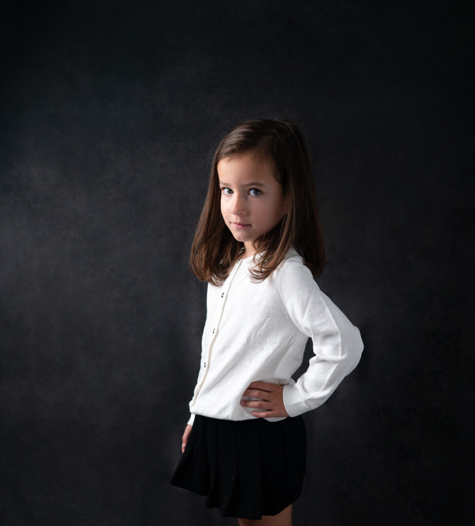 Petite fille de 4 ans fond noir. Séance photo enfant Houilles. Photographe enfant Houilles shooting enfant Houilles shooting enfant Yvelines