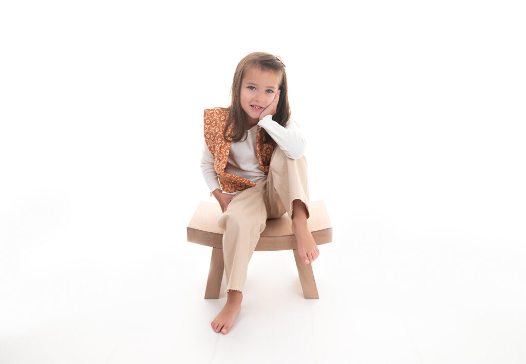 Petite fille de 4 ans fond blanc. Séance photo enfant Houilles. Photographe enfant Houilles shooting enfant Houilles shooting enfant Yvelines