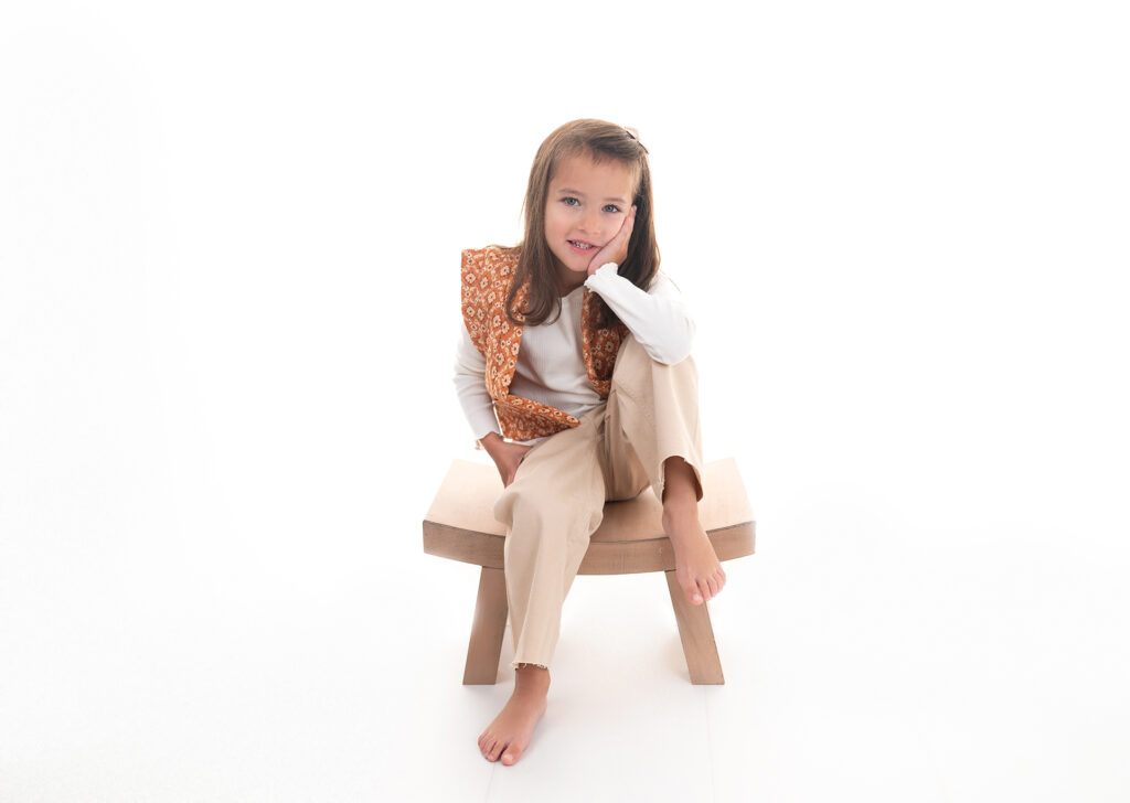 Petite fille sur fond blanc Photographe enfants Houilles photographe enfants la Défense photographe enfants Yvelines photographe bébé Houilles photographe bébé la Défense photographe bébé Yvelines