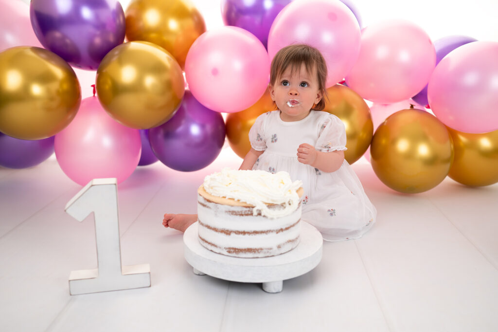 Petite fille de un an goûte son gâteau Houilles photographe bébé Sartrouville photographe bébé Carrières-sur-Seine photographe bébé Maisons-Laffitte photographe bébé Rueil-Malmaison photographe bébé Yvelines photographe bébé Ile de France photographe bébé Paris