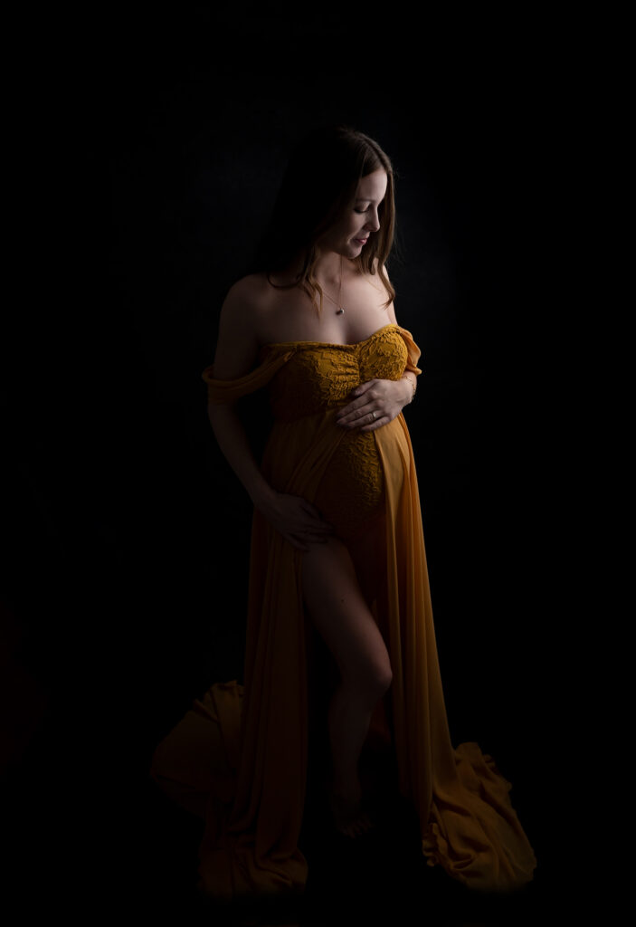 Femme enceinte robe jaune clair obscur sur fond noir photographe grossesse Houilles shooting grossesse Houilles photographe grossesse Yvelines shooting grossesse Yvelines photographe grossesse Sartrouville shooting grossesse Sartrouville photographe grossesse Chatou shooting grossesse Chatou photographe grossesse Carrières-sur-Seine shooting grossesse Carrières-sur-Seine photographe grossesse Hauts de Seine photographe grossesse Paris shooting grossesse Paris shooting grossesse Val d'Oise photographe grossesse Val d'Oise photographe grossesse Versailles