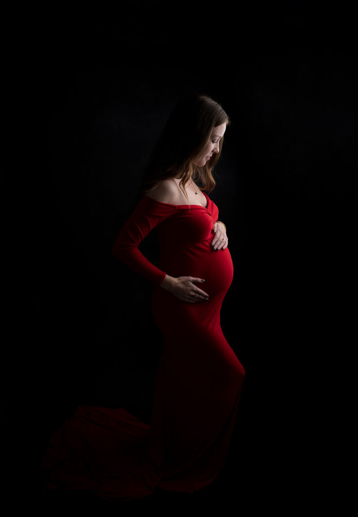 Femme enceinte robe rouge clair obscur sur fond noir photographe grossesse Houilles shooting grossesse Houilles photographe grossesse Yvelines shooting grossesse Yvelines photographe grossesse Sartrouville shooting grossesse Sartrouville photographe grossesse Chatou shooting grossesse Chatou photographe grossesse Carrières-sur-Seine shooting grossesse Carrières-sur-Seine photographe grossesse Hauts de Seine photographe grossesse Paris shooting grossesse Paris shooting grossesse Val d'Oise photographe grossesse Val d'Oise photographe grossesse Versailles