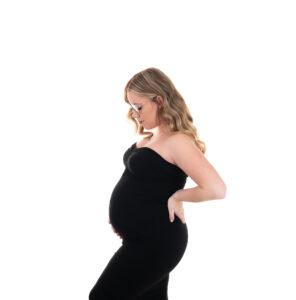 future maman fond blanc regard ventre photographe grossesse Houilles photographe grossesse la Défense photographe grossesse Versailles photographe grossesse Yvelines photographe grossesse la garenne colombes photographe grossesse rueil malmaison